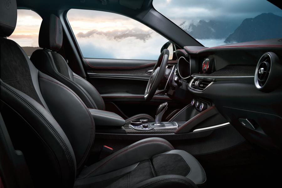 Интерьер Alfa Romeo Stelvio Quadrifoglio (949) 2018 года  (NA) (фото 17 из 40)